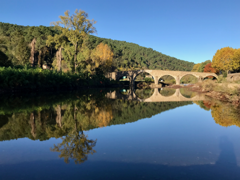 Vue panoramique époustouflante de la ville de Marseille et de la mer Méditerranée depuis le restaurant Le Corbusier, sous un ciel légèrement nuageux au coucher du soleil